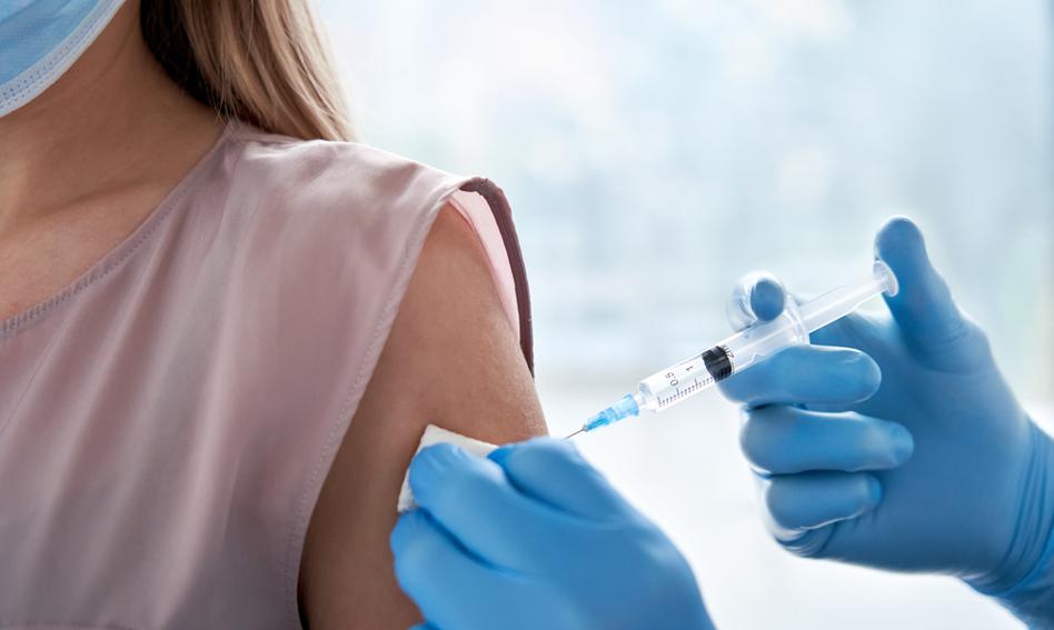 Brytyjczycy zatwierdzili szczepionkę zwalczającą jednocześnie dwa warianty koronawirusa