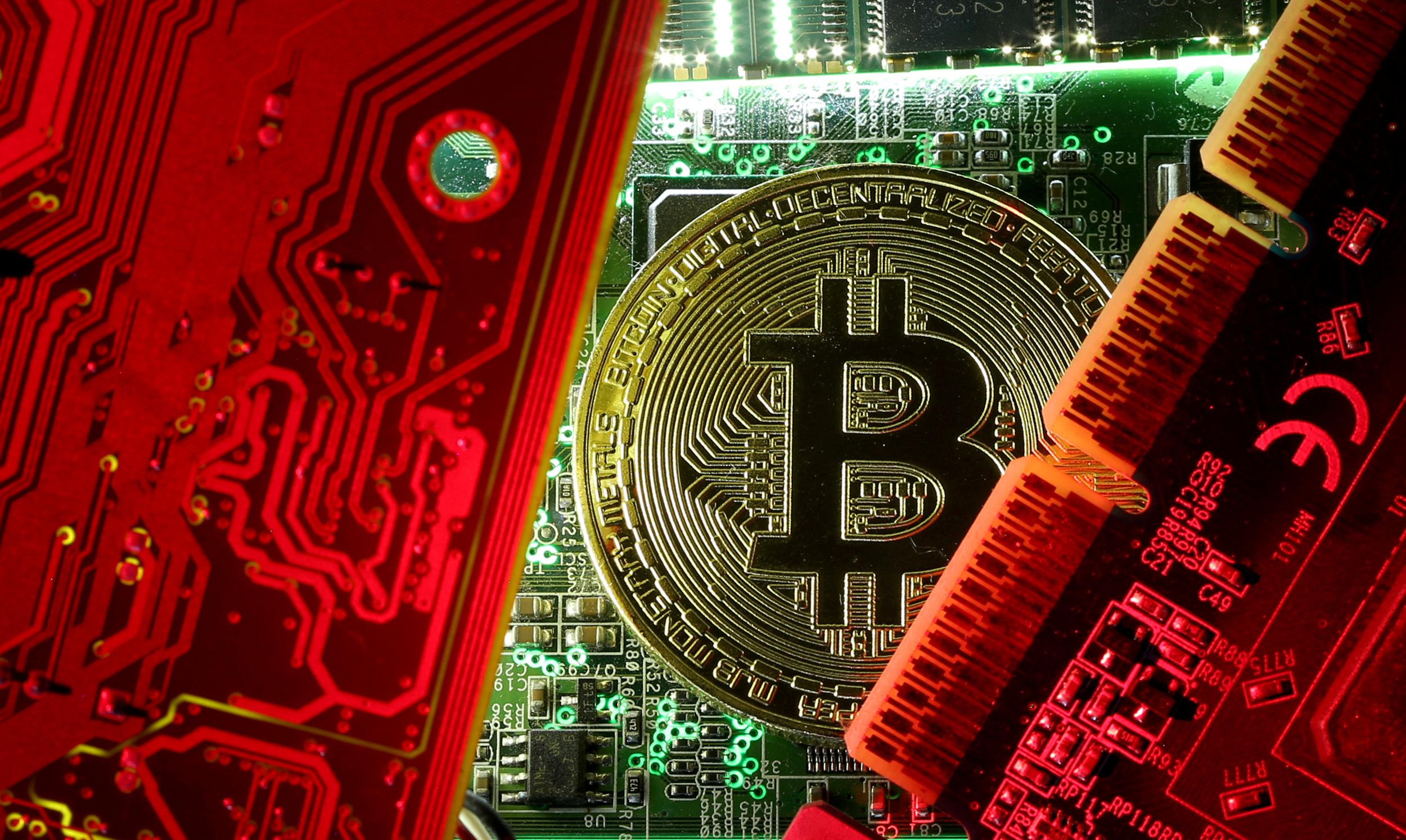 Bitcoin pogłębia minima. Stracił 50 proc. w miesiąc - Bankier.pl