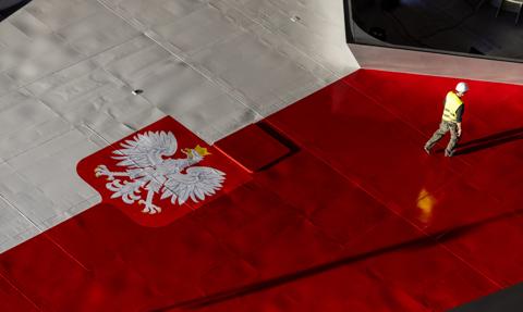 ORP Wicher wychodzi z hali. Ruszyła operacja wodowania pierwszego „Miecznika”