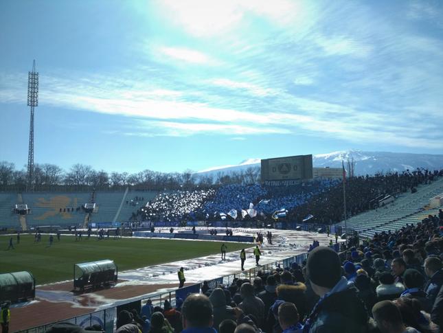 Wśród groundhopperów chętnie spoglądających poza Polskę uznaniem cieszą się nie tylko najmocniejsze ligi, ale i derby w krajach bałkańskich, które słyną z gorącej atmosfery. Na zdjęciu kibice Lewskiego Sofia podczas meczu z lokalnym rywalem - CSKA