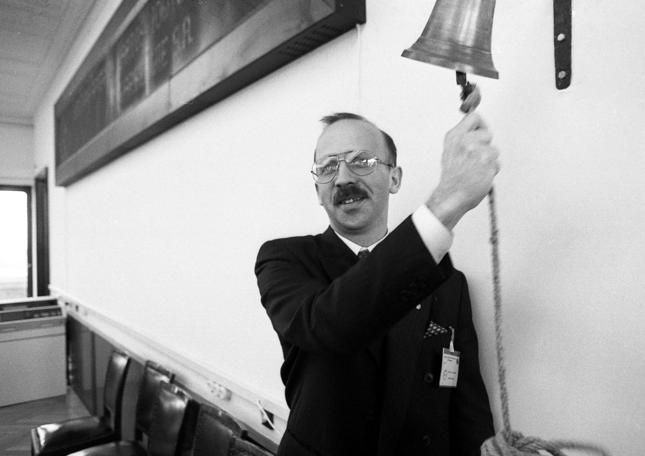 Prezes Wiesław Rozłucki w starym budynku giełdy. Rok 1992