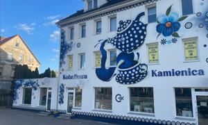 Małe kubki, wielkie pieniądze. Ceramika w niebieskie kropki podbija świat