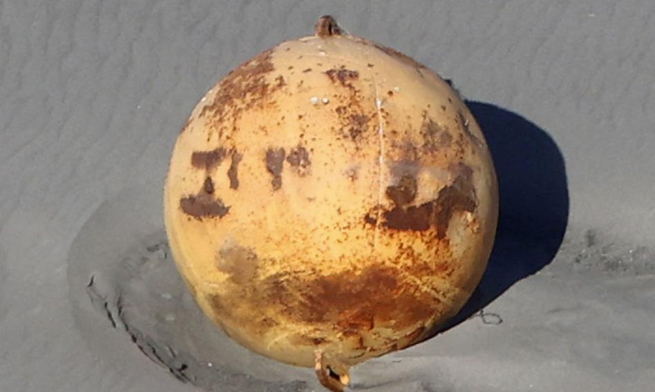 Były balony nad USA, jest kula w Japonii. Tajemnicze znalezisko na plaży