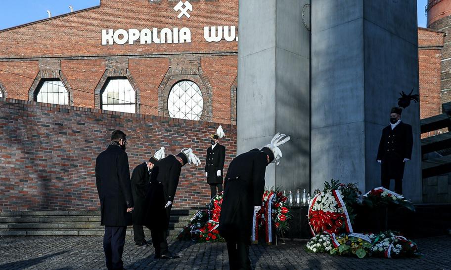 Premier oddał hołd górnikom poległym w stanie wojennym w kopalni Wujek