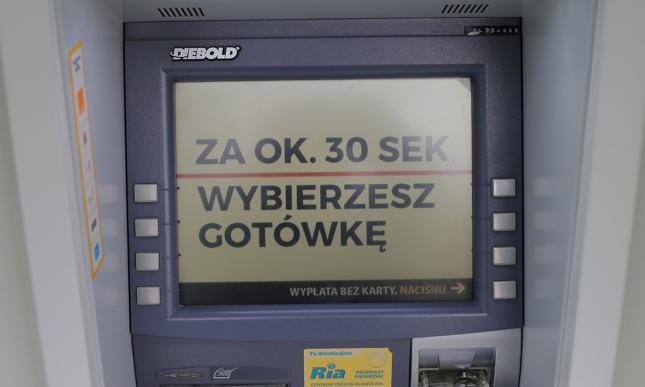 Pieniądze pozostawione w bankomacie – jak zwrócić je właścicielowi, jak je odzyskać?