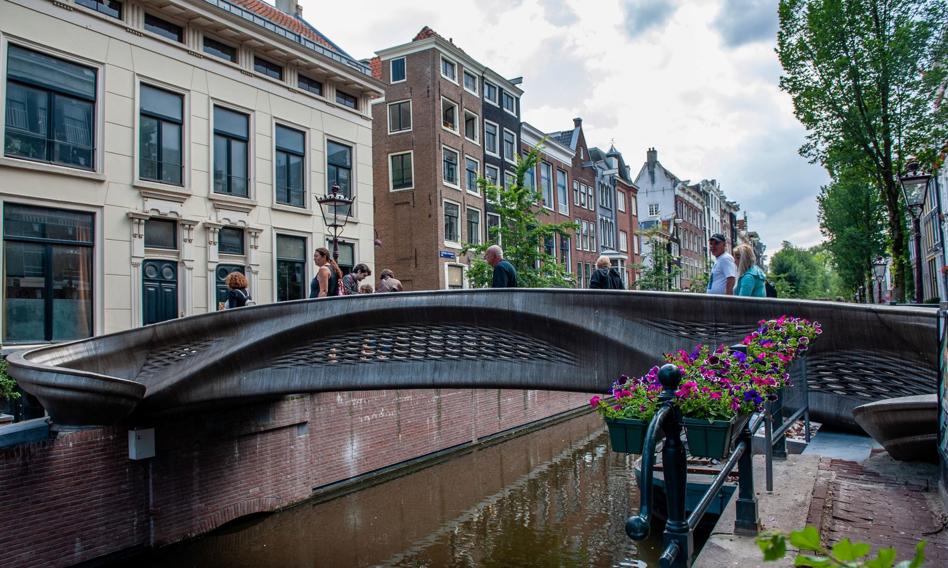 Pierwszy most na świecie wydrukowany w 3D zainstalowano w Amsterdamie