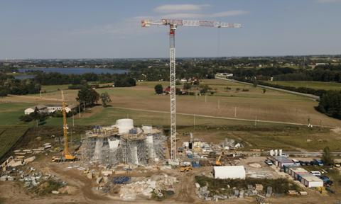 Zwolnią 200 osób, ale za to postawią 55-metrowy pomnik świętej