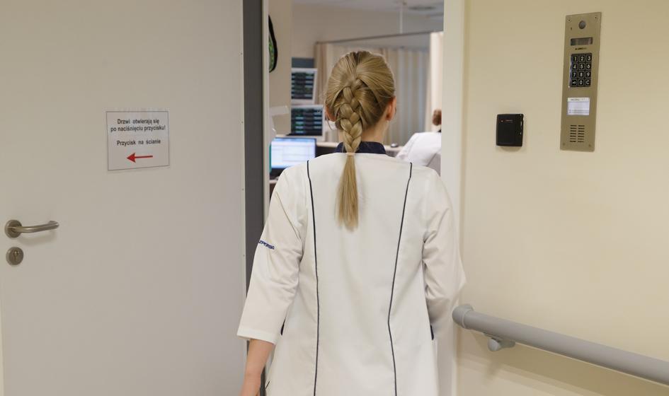 Dramatycznie niska liczba pielęgniarek w Polsce. &quot;Publiczna ochrona zdrowia kona&quot;