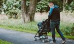 Masowy spadek zainteresowania urlopem ojcowskim. Rodziny tracą