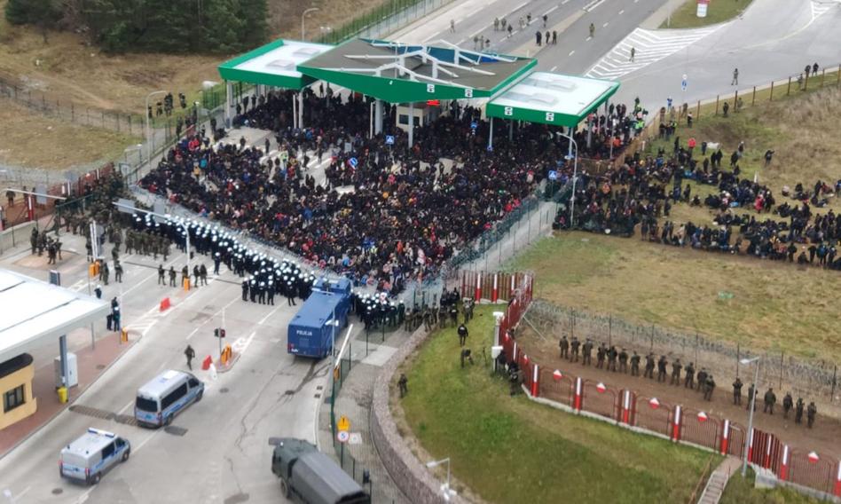 Coraz większe grupy migrantów są ściągane pod przejście graniczne w Kuźnicy przez białoruskie służby