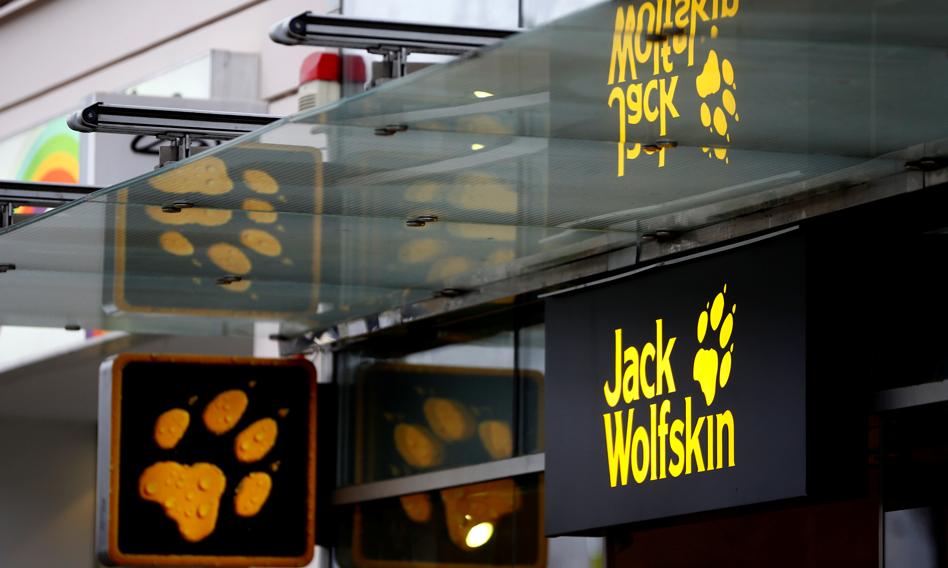 Chiński smok przejmuje wilka. Duża zmiana na rynku odzieży sportowej