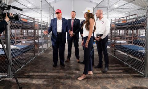 Trump odwiedził "aligatorowe Alcatraz". "Jedynym wyjściem stąd jest deportacja"
