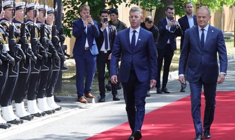 Nowa era w relacjach z Budapesztem. Tusk i Péter Magyar ramię w ramię w Warszawie