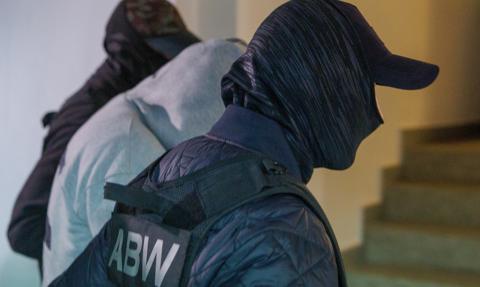 Planowali zamach w polskiej szkole. ABW zatrzymało trzech mężczyzn zainteresowanych "terrorem"
