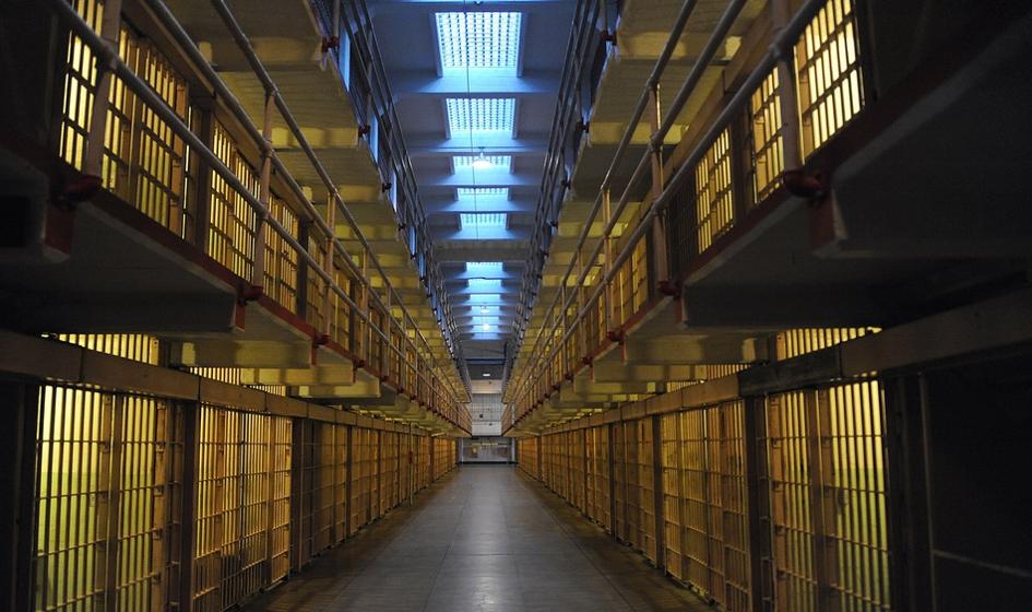 Służba więzienna otwiera bramy zakładów karnych