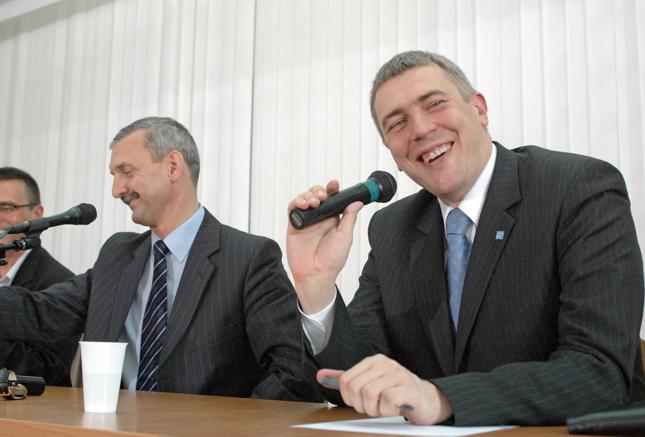 15 maja 2007. Zaproszenie na posiedzenie Zarządu Głównego ZNP przyjął wicepremier, minister oświaty Roman Giertych. Było to pierwsze od objęcia urzędu spotkanie szefa resortu z zarządem największego w kraju związku zawodowego nauczycieli. Od lewej siedzą: wiceprezes ZNP Krzysztof Baszczyński, prezes Sławomir Broniarz, Roman Giertych.