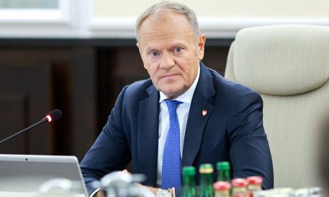 Tusk oskarża prezydenta i TK o „polityczny spisek”. Sam podpisał nominacje asesorów