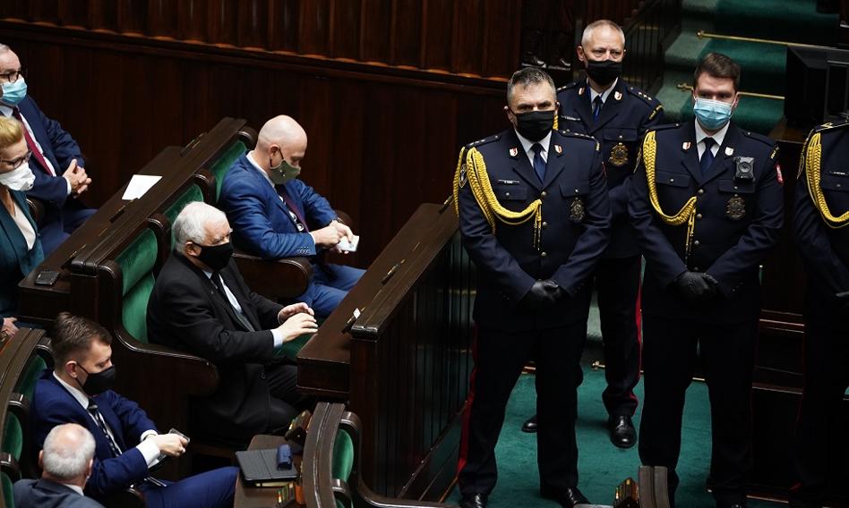 Zamieszanie na sali sejmowej. Jarosław Kaczyński otoczony kordonem posłów PiS