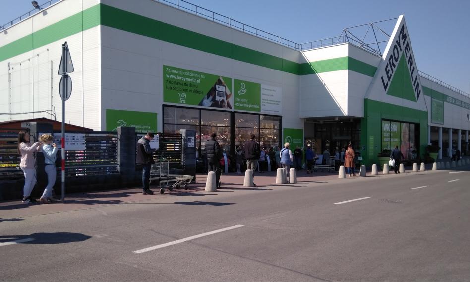 Tłumy kupujących w marketach budowlanych
