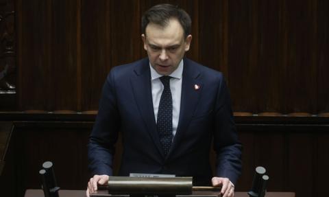 Domański w Brukseli: Trudno to sobie wyobrazić. Weto prezydenta wobec SAFE to szkoda dla Polski