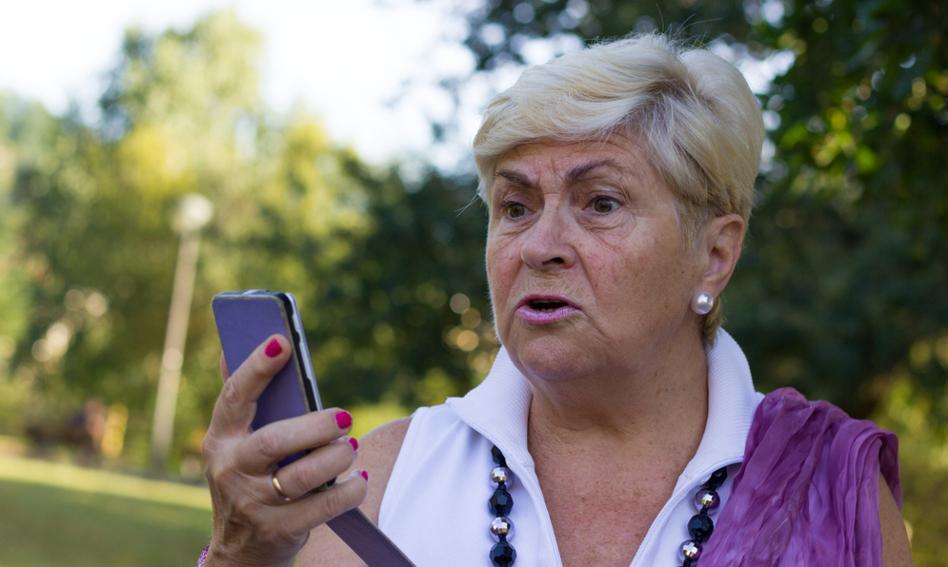 Oddała kurierowi kartę. Wyczyścili jej konto
