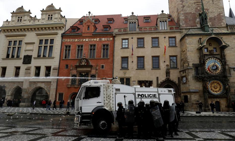 Starcia z policją w Pradze po demonstracji przeciw ograniczeniom