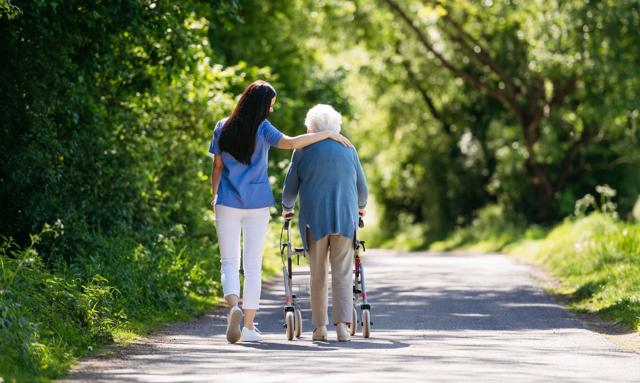 Jak ubezpieczyć seniora? Czas jest kluczowy