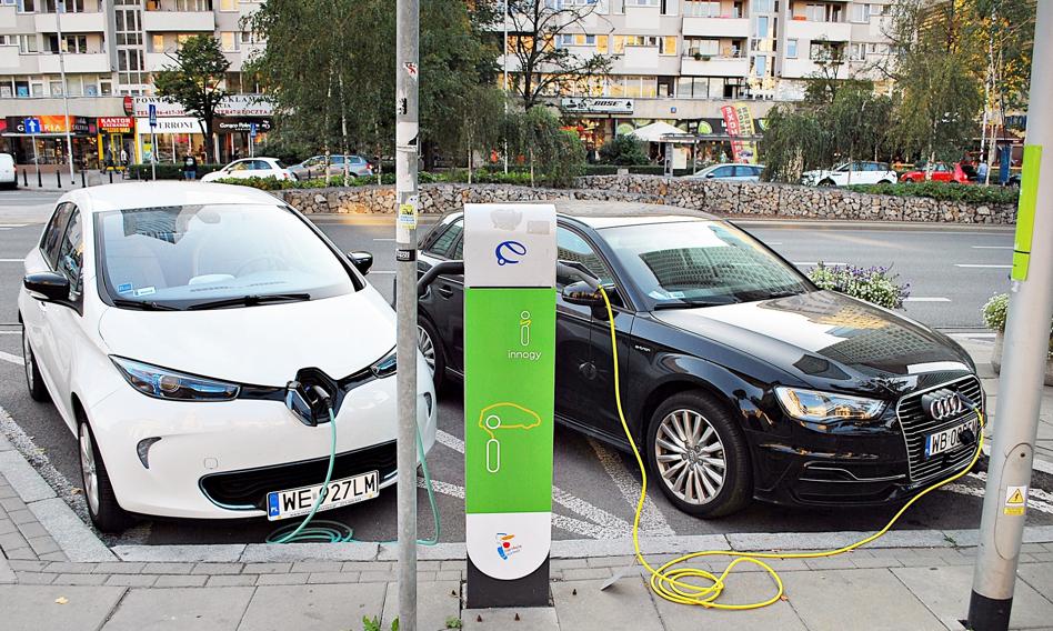 Pojazdy elektryczne zdominują 70 proc. europejskiego rynku w 2040 r. [Raport]