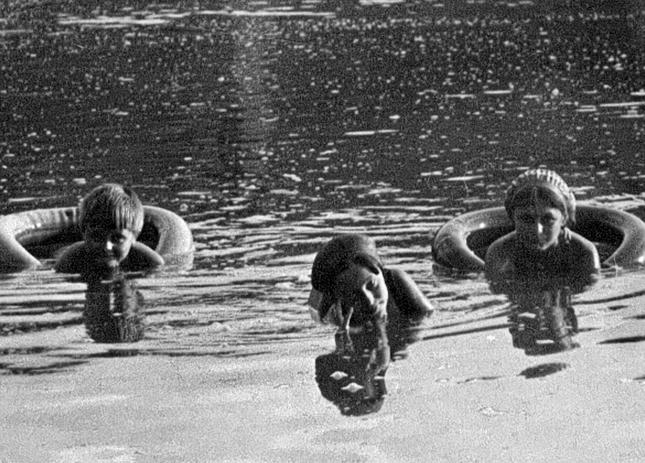 Zaleszczyki (obecnie Ukraina), sierpień 1939. Kąpiel w Dniestrze na dętkach