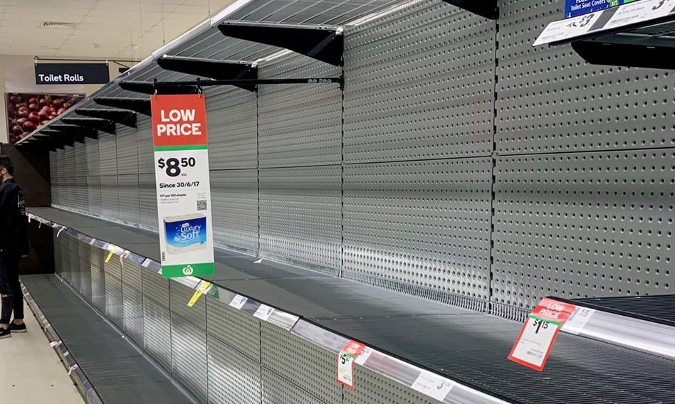 Panika w australijskich supermarketach spowodowana lockdownem. Znika papier toaletowy i chleb