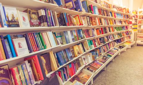 Polacy kupują książki, ale nie w księgarniach. Dyskonty i internet wygrywają