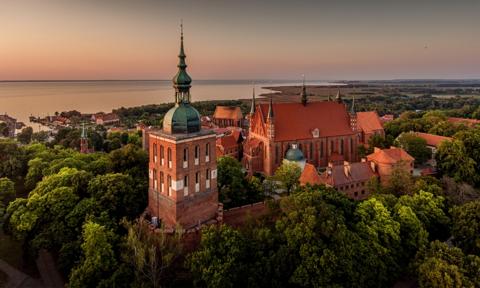 Woda z Zalewu wdziera się do Fromborka. Trwa walka o port i budynki