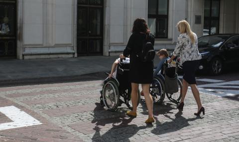 Skandal w Sejmie. Osoby z niepełnosprawnościami i ich opiekunowie niewpuszczone na obrady komisji