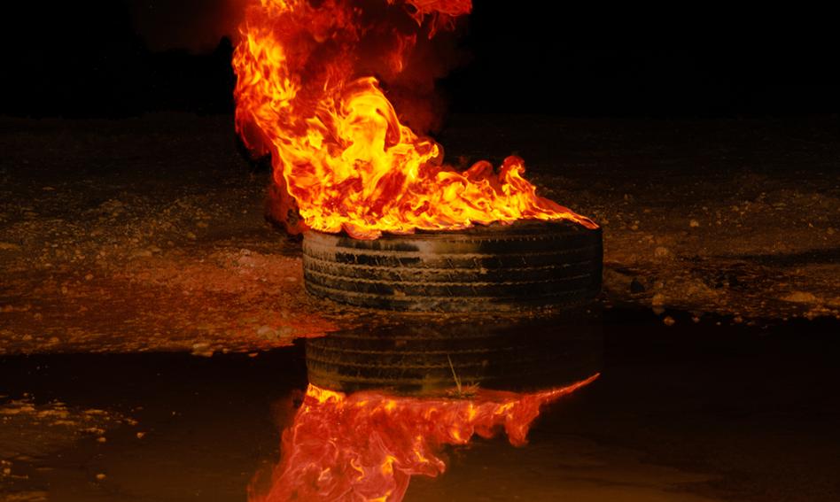 Indie palą miliony opon, a miały je utylizować. Porażające wyniki brytyjskiego śledztwa