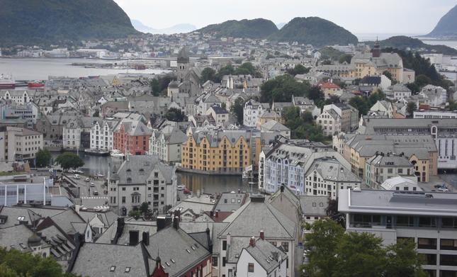 "Bogatsze miasta, takie jak Ålesund, budowane były z kamienia. Swoją obecną zabudowę miasto "zawdzięcza" pożarowi, który całkowicie strawił poprzednią, drewnianą"