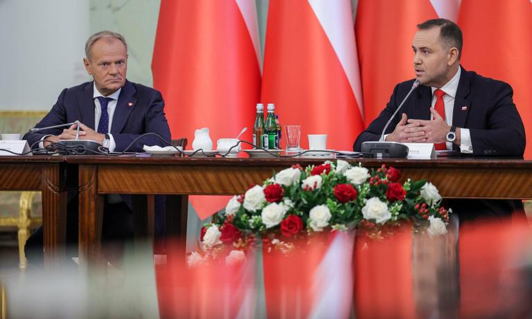 Konflikt pomiędzy Tuskiem a Nawrockim blokuje reformy. Polacy mają dość