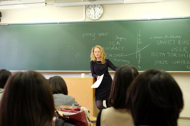 Dr Monika Ksieniewicz jest wykładowcą na Kobe College w Japonii