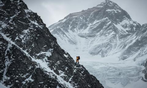 Paraliż na dachu świata. Rekordowa liczba osób zdobyła Everest w ciągu 1 dnia