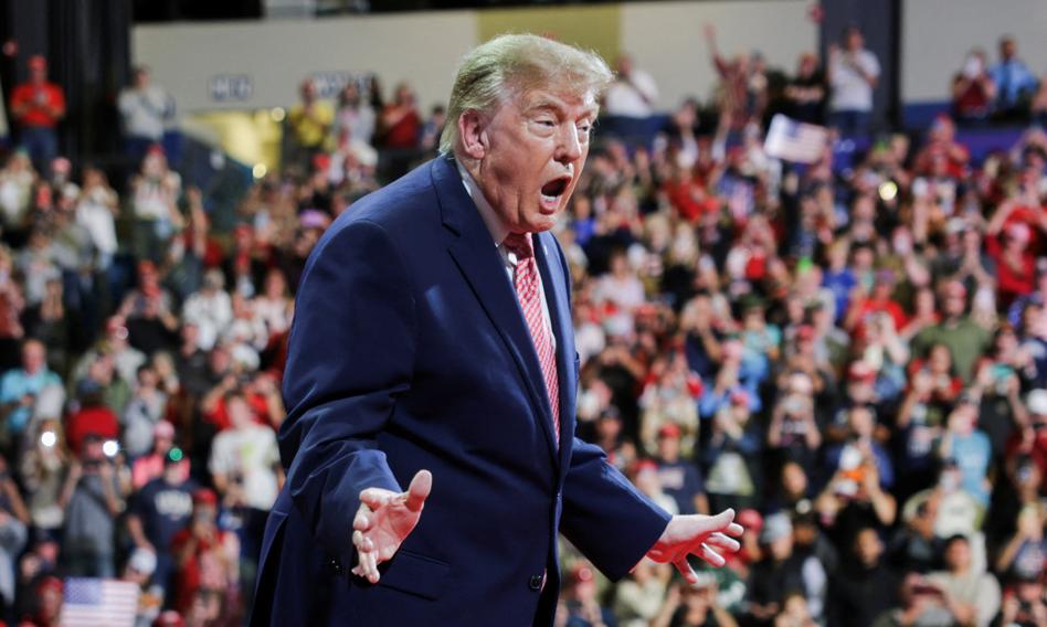 "To są prawdziwi frajerzy". Starcia i okrzyki na wiecu wyborczym Donalda Trumpa