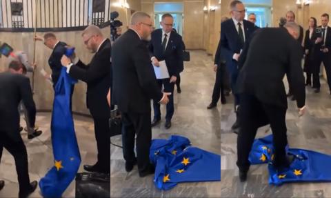 Grzegorz Braun podeptał unijną flagę w Ministerstwie Przemysłu. Resort zawiadomił służby