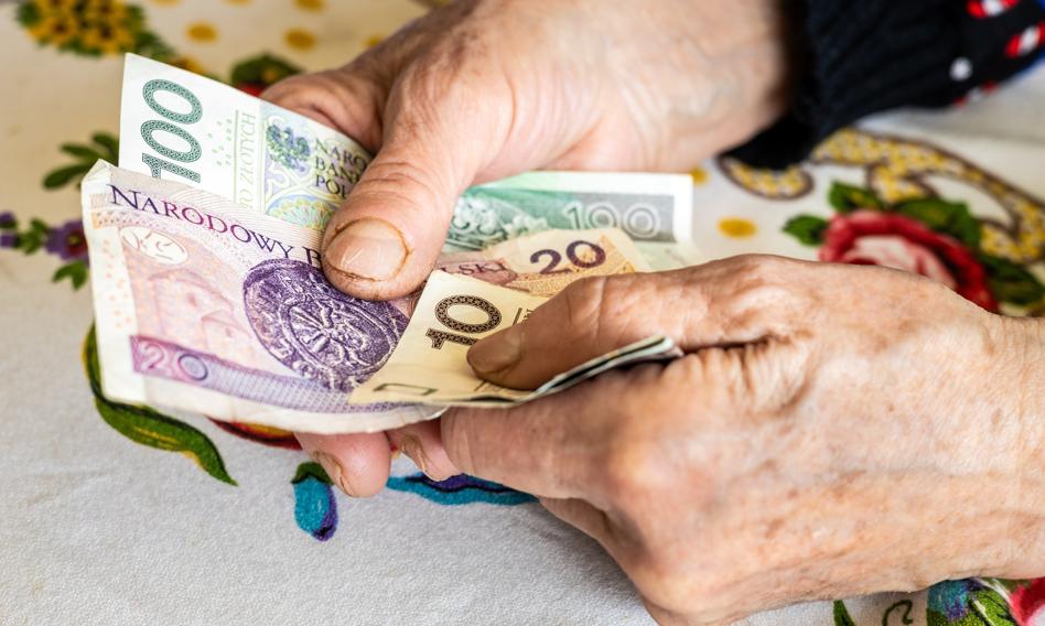 Waloryzacja emerytur 2025. Kto straci, a kto zyska na czternastej emeryturze?