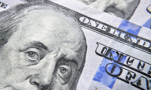 Dolar je blízko letošního minima.  Kurz eura se nevzdává