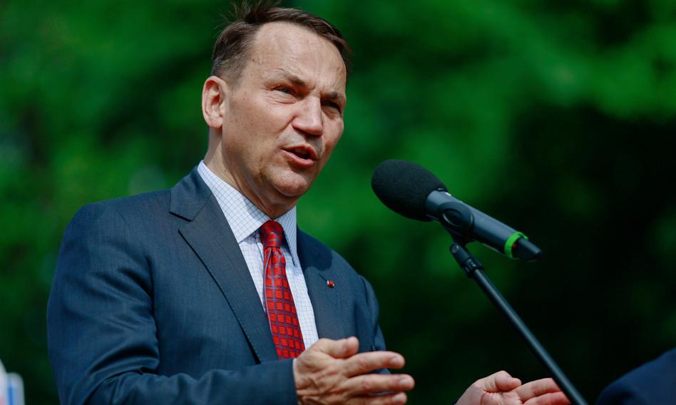 Polska wyszkoli jednostkę Ukraińców. Sikorski: To osoby podlegające poborowi