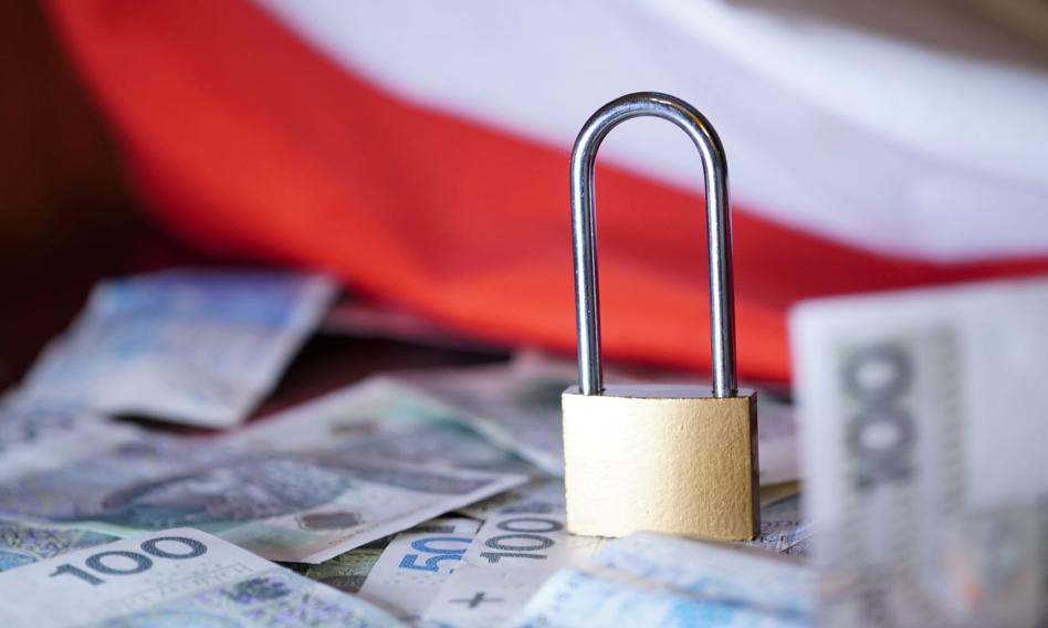 Polacy podzieleni w sprawie obostrzeń. Sondaż