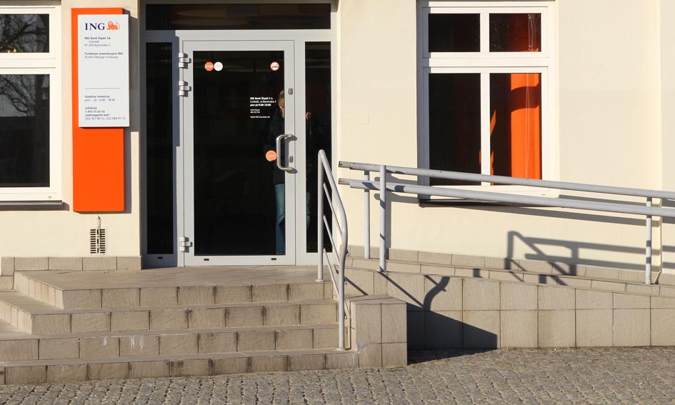 Banki też krócej otwarte dla wszystkich, będą "godziny dla seniorów"