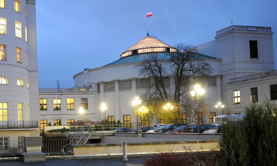 Poseł bez uposażenia, jeśli ukrywa się za granicą. "Lex Romanowski" przegłosowany