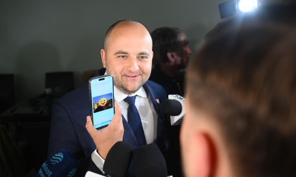 Poseł Matecki zrzekł się immunitetu, a potem zakuł się w kajdanki na sejmowej mównicy. &quot;Chcecie w TVN-ie posła w kajdankach. Proszę bardzo&quot;