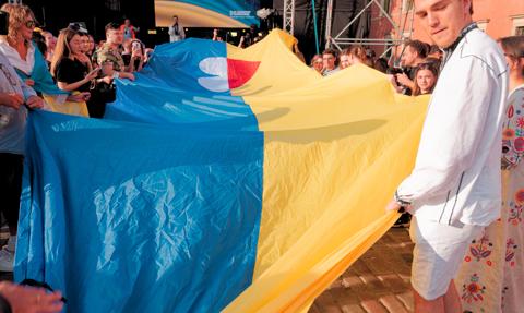"Nie dajmy się podzielić". Pikiety przed ambasadą Ukrainy w Warszawie i na rynku we Wrocławiu