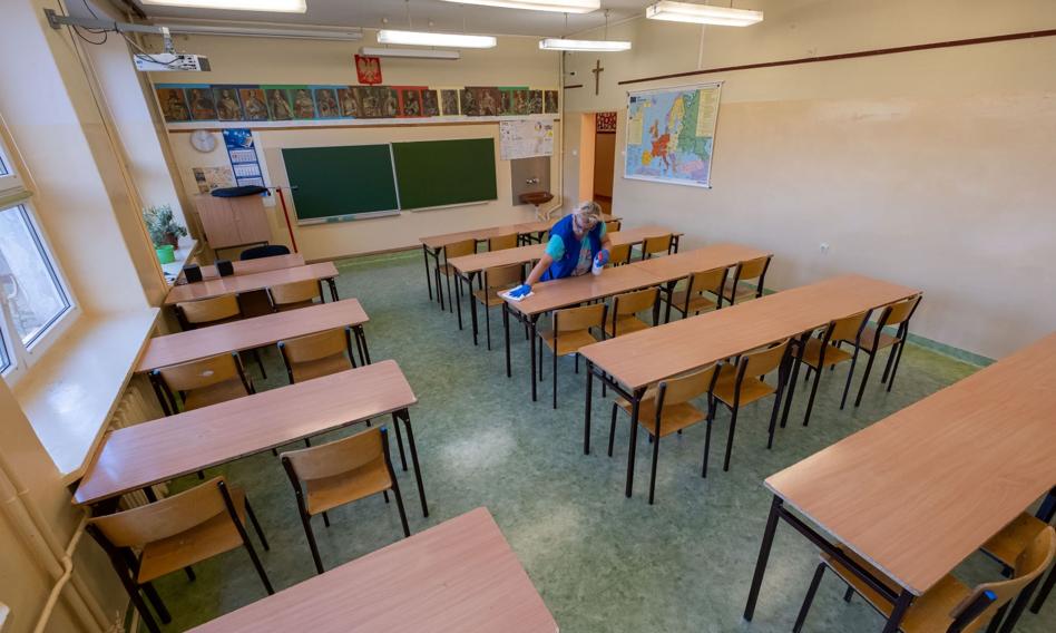 Wytyczne sanitarne dla szkół: szczepienie, dezynfekcja, dystans, higiena, maseczki i wietrzenie