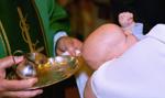 „Co łaska”, ale nie mniej niż…? Ile trzeba zapłacić za chrzest, ślub lub pogrzeb